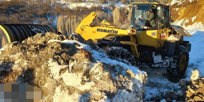 Köy yolunu kapatan kayalar, iş makineleriyle kaldırıldı
