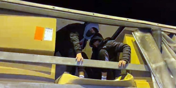 Kaçak göçmenler, gizlice bindikleri TIR dorsesinde yakalandı