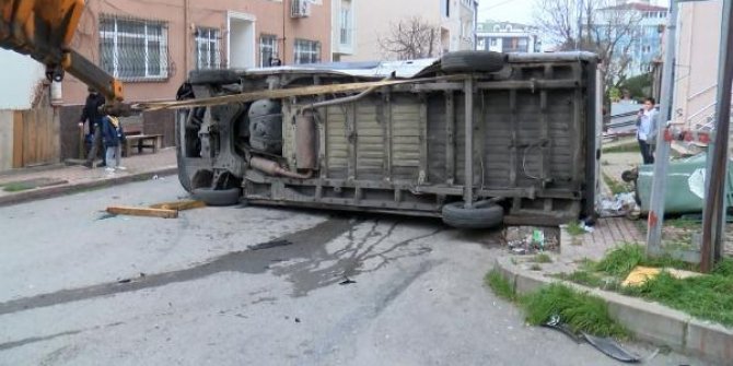 Tuzla'da kazada yan yatan minibüsteki 2 kişi yaralandı