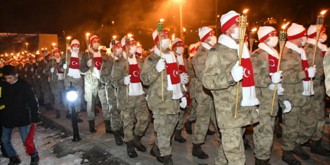 Kars'ta binlerce kişi 'Sarıkamış şehitleri'ni anmak için meşaleyle yürüdü