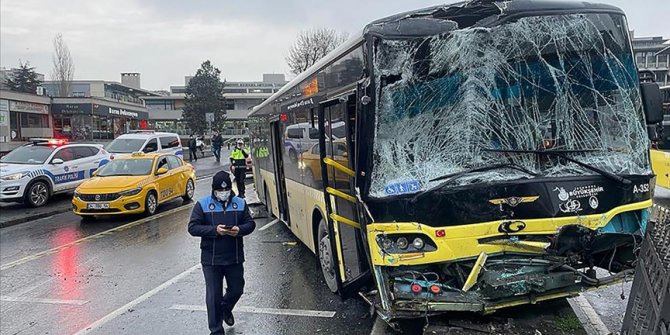 Fatih'te iki İETT otobüsü çarpıştı