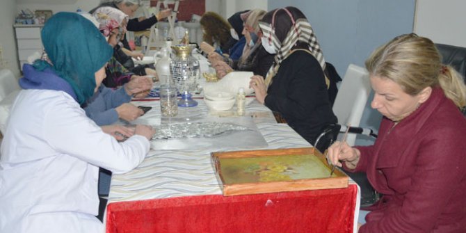 Atölyede hastalıklarını unutuyorlar