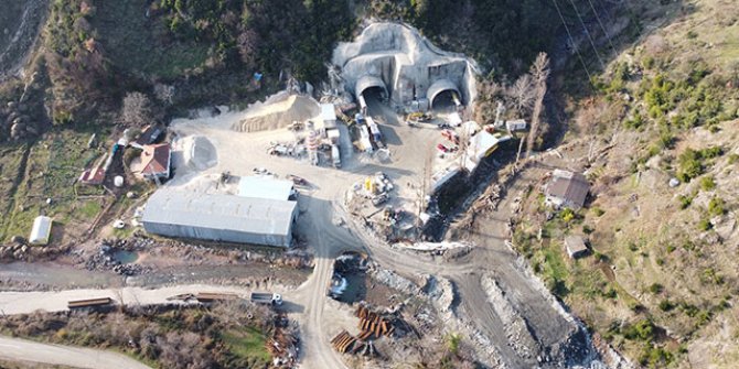 Karadeniz sahil yolundaki 4,6 kilometrelik tünelde 2 kilometre tamamlandı 