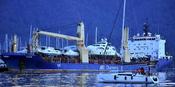Bakımı yapılan lüks yatlar kargo gemisi ile gönderiliyor