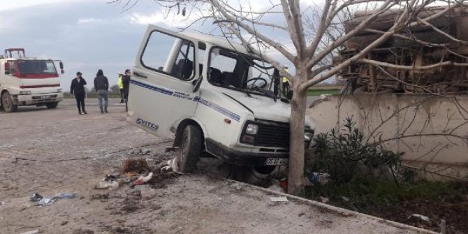 Kamyonetin ikiye bölündüğü kaza kamerada