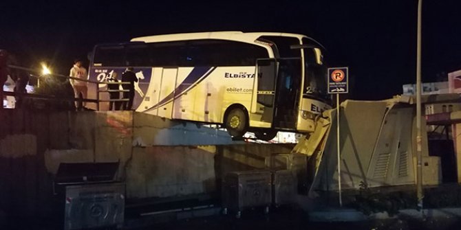 Bariyeri aşan yolcu otobüsü, köprüde asılı kaldı