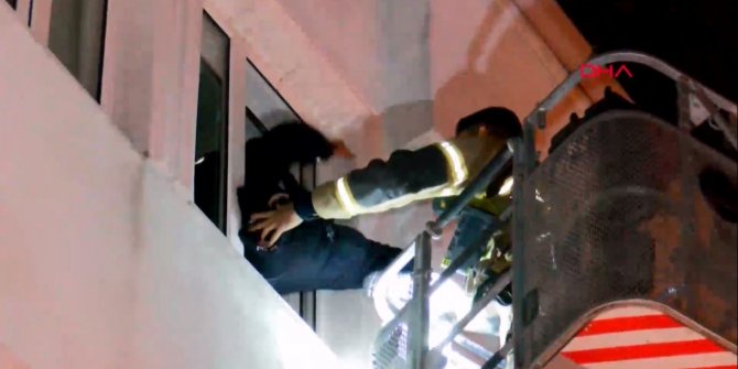 Yakınları haber alamadı, itfaiye merdiveni ile girilen evinde uyurken bulundu
