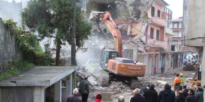 Rize'de dere yatağında selin vurduğu binalar yıkılıyor