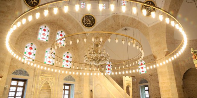 Beton, çimento ve boyayla kaplanan 5 asırlık cami aslına döndü