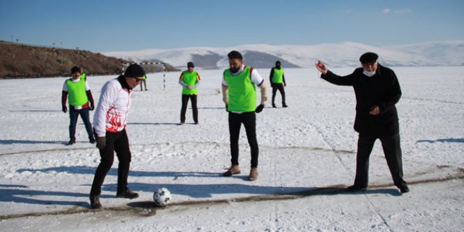 Buzda futbol maçı