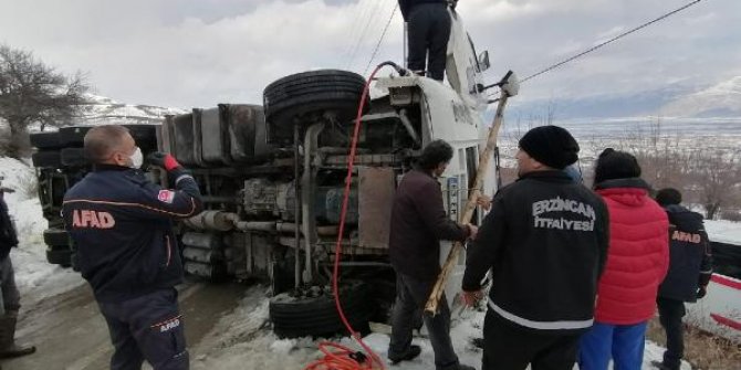 Saman yüklü TIR devrildi, sürücü yaralandı