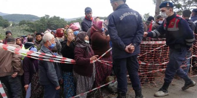 Altın madeni istemeyen köylüler, jandarma barikatını aşıp, iş makinesinin lastiğini kesti