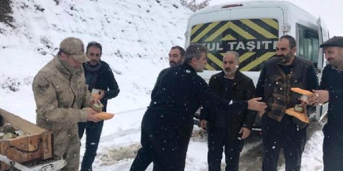 Bitlis'te kar nedeniyle yolda mahsur kalanları jandarma kurtardı