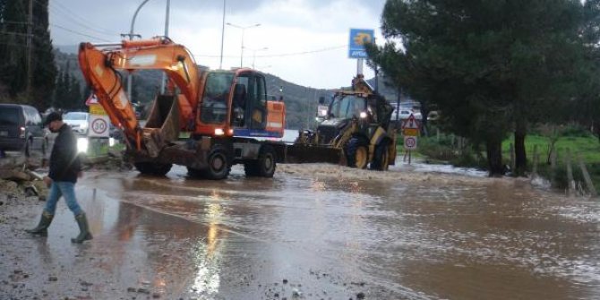 Bodrum'da sağanak yağmur su baskınlarına neden oldu