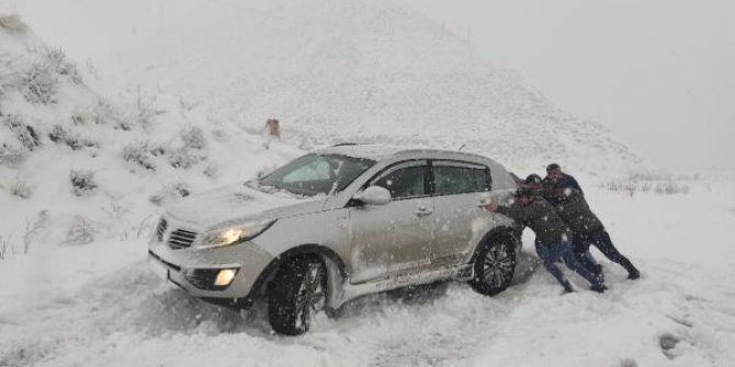 Hakkari'de kar ve sis nedeniyle araçlar yolda kaldı, belde yoluna çığ düştü