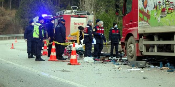 Kamyonla çarpıştan otomobildeki 4 kişilik aile yaşamını yitirdi