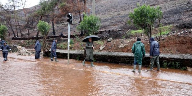 Marmaris'te kuvvetli sağanak su baskınlarına neden oldu