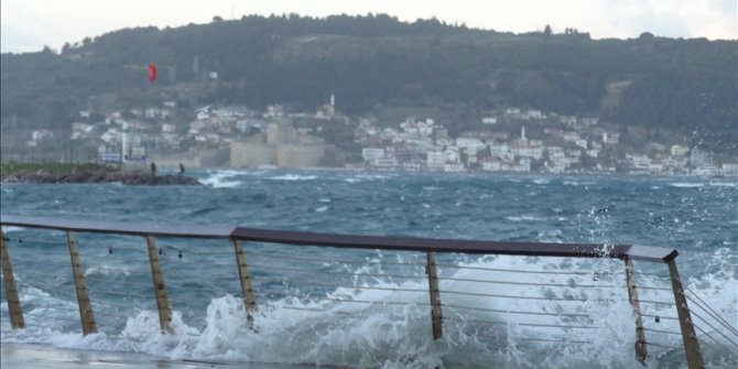Çanakkale Boğazı'nda fırtına deniz ulaşımını olumsuz etkiliyor