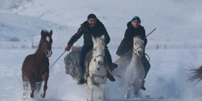 At yarışlarına 1 metre karın içinde hazırlanıyorlar