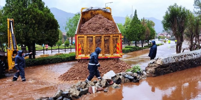 Marmaris'te su basan ev, iş yeri ve caddelerde temizlik yapılıyor