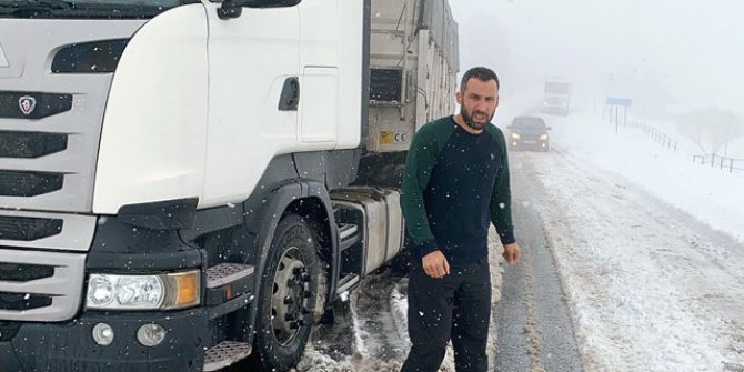 Kar nedeniyle yolda mahsur kalan 8 TIR'ın şoförleri kurtarılmayı bekliyor