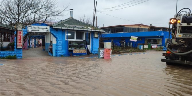 Sakarya'da fırtınanın etkisiyle nehir suyunun taşması sonucu iş yerleri zarar gördü