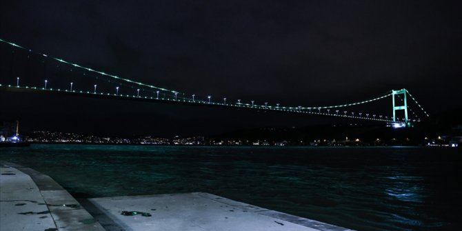 FSM Köprüsü rahim ağzı kanserine dikkati çekmek için ışıklandırıldı