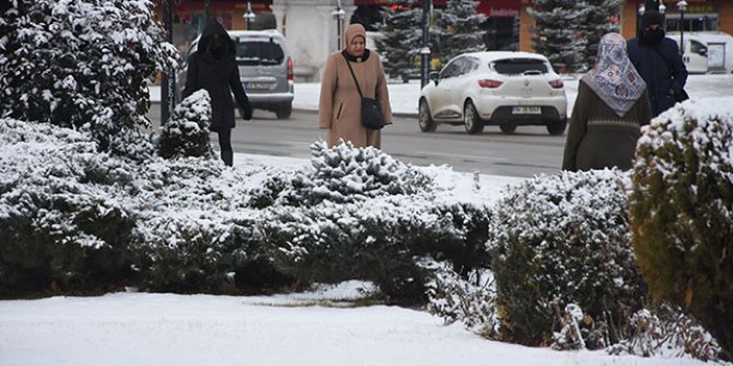 Sivas'ta 170 yerleşim yeri yolu kardan kapandı
