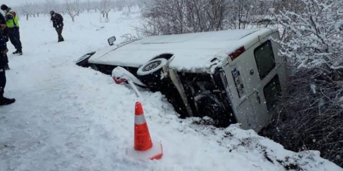 Konya'da buzlanan yolda yolcu minibüsü devrildi: Çok sayıda yaralı var!
