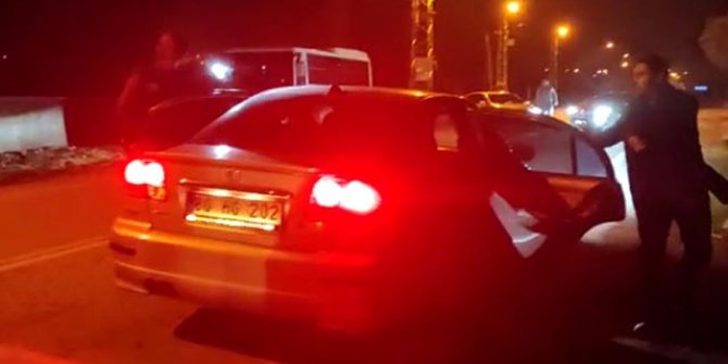 Polis takibindeki şüpheliler araçtan poşetle uyuşturucu attı 