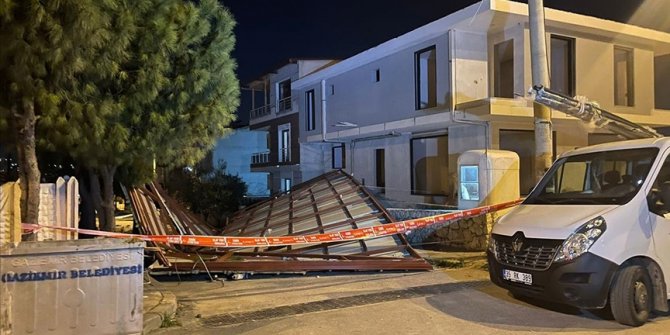 İzmir'de fırtına nedeniyle uçan çatı, elektrik tellerini kopardı
