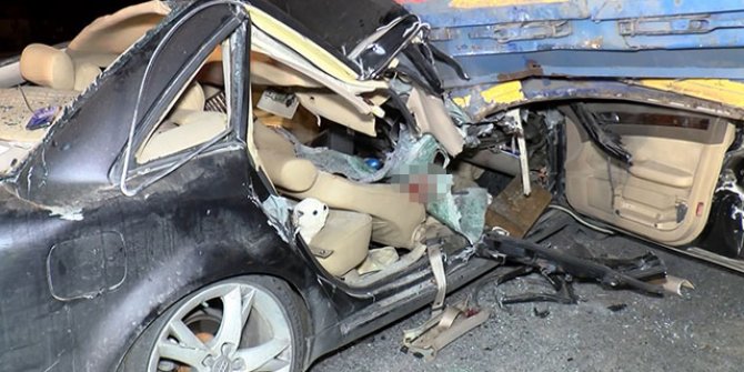 TIR'a arkadan çarpan otomobil hurdaya döndü; 2 ağır yaralı