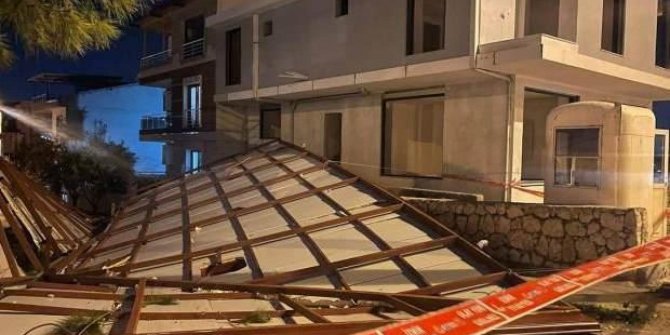 İzmir'de fırtına: Uçan çatı elektrik tellerini kopardı