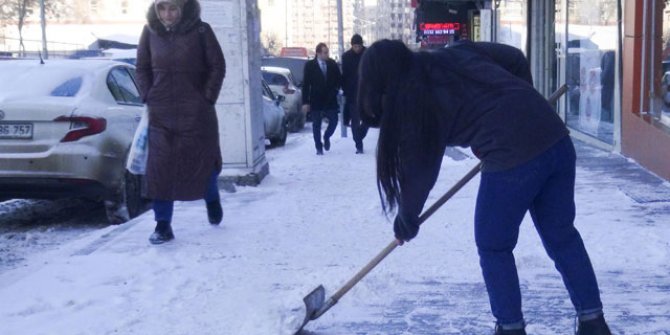 Doğu'da 942 köy yolu kardan kapalı