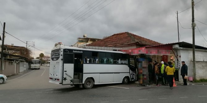 Midibüs, bakkal dükkanına çarptı: 5 yaralı