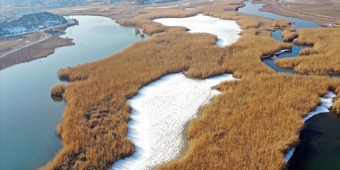 Ağrı Dağı Milli Parkı'ndaki sulak alanlar kısmen dondu
