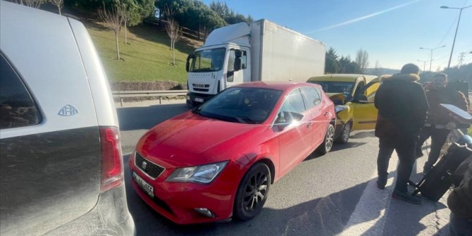 İstanbul'da TEM bağlantı yolundaki kaza nedeniyle trafik yoğunluğu oluştu