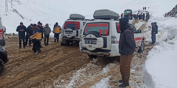 Hakkari'de su şebekesini onarmaya giden 3 kişinin üzerine çığ düştü