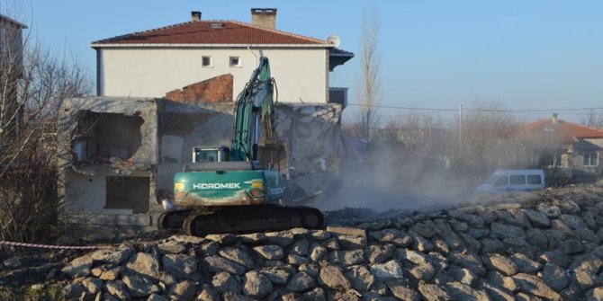 Kırklareli'ndeki taşkında ağır hasar gören binaların yıkımına başlandı
