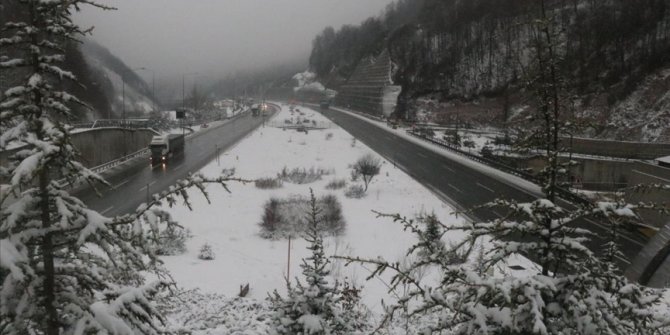 Bolu Dağı'nda kar yağışı ve sis etkili oluyor