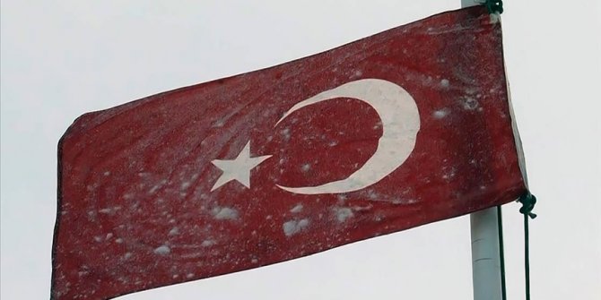 Mehmetçik’ten bayrak donduran soğukta vatan nöbeti