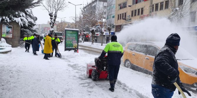 Van'da 702 yerleşim yerinin yolu kardan kapandı 