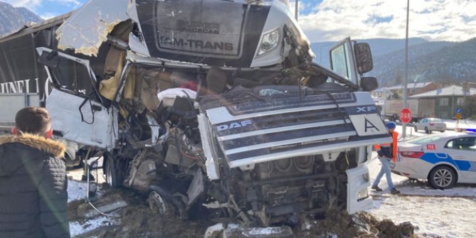 Çorum’da 2 TIR çarpıştı; sürücülerden 1'i ağır yaralı