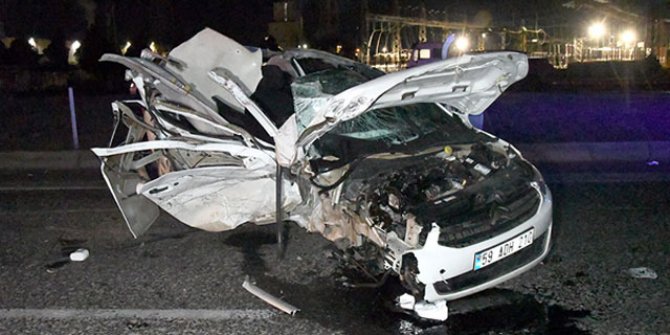 Otomobil önünde seyreden TIR’a çarptı; 2 ölü, 1 yaralı