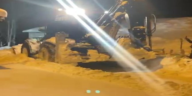 Yolu açıp, doğum sancısı çeken kadını hastaneye kaldırdılar