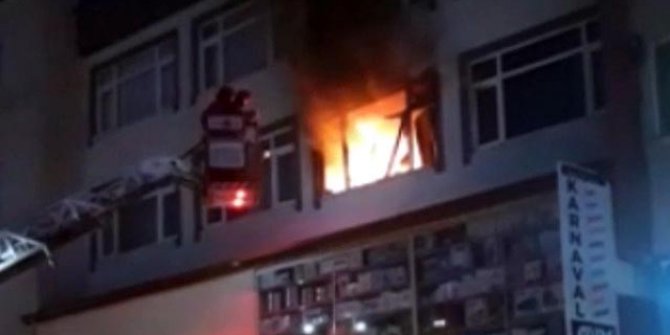 Yangın çıkan evinde öldü, pencereden sarkan kişi zemine düştü 