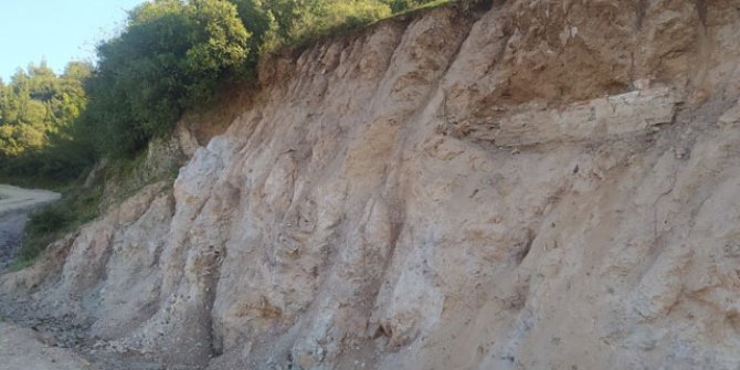 Yağmur suları Roma dönemine ait mezarı açığa çıkardı 