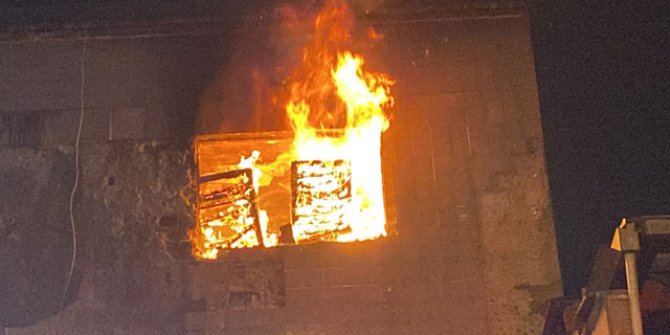 Bursa'da üç katlı metruk binada yangın