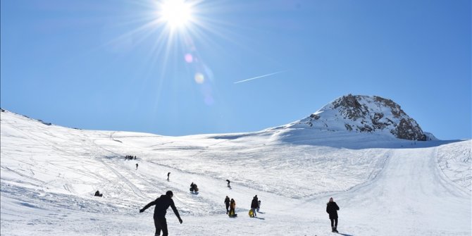 Kayak merkezlerinde en fazla kar kalınlığı Hakkari ve Kartalkaya'da ölçüldü