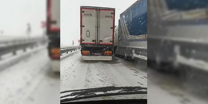 Kayan TIR, hendeğe düştü; karayolu ulaşıma kapandı